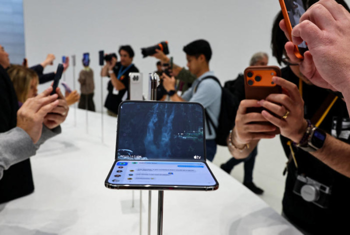 Hong Kongers hit with unauthorised charges for new iPhone as banks launch probes - Bangkok Post