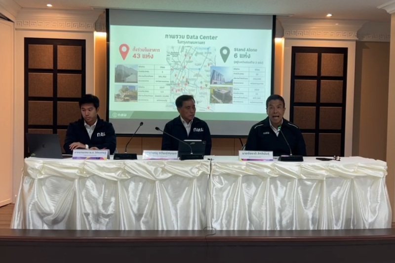 From left: Bangkok deputy governors Pornphrom Vikitsreth and Wisanu Subsompon and Governor Chadchart Sittipunt during Monday's media briefing on data centre inspections. (Photo: Bangkok Metropolitan Administration)