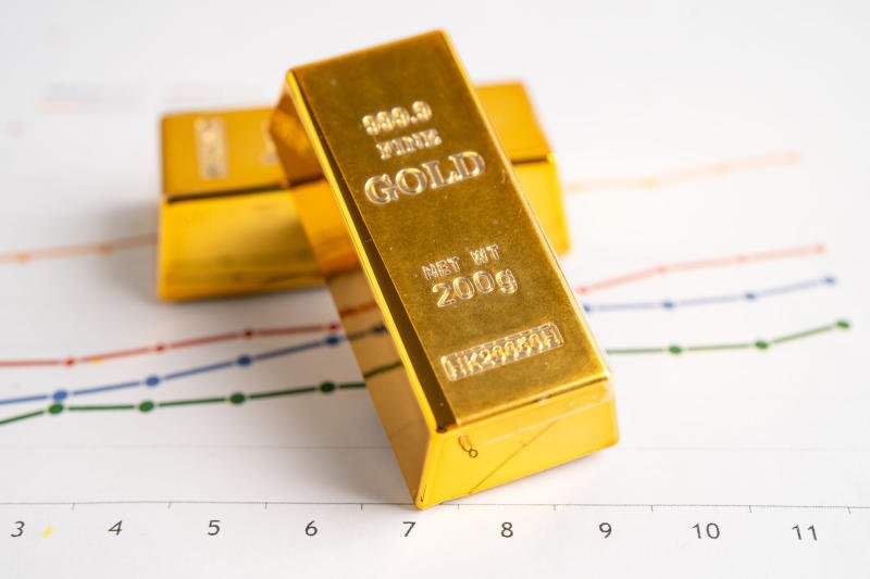 Spot gold falls 1.8% to US$4,271.59 an ounce on Monday, its lowest level since Aug 7. (File photo: 123RF)