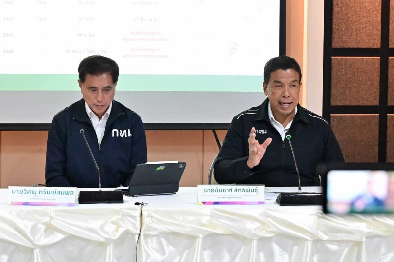 Bangkok governor Chadchart Sittipunt, right, and his deputy Wisanu Subsompon at a press conference on Monday. Bangkok Metropolitan Administration