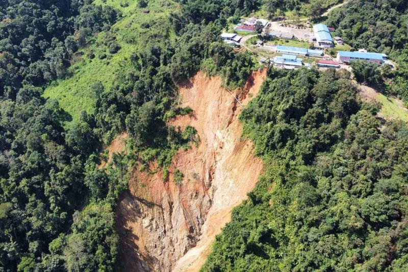 The expanding landslide, immediately below Ban Doi Tiew school in tambon Sri Phum of Tha Wang Pha district. (Nan Public Relations Department)