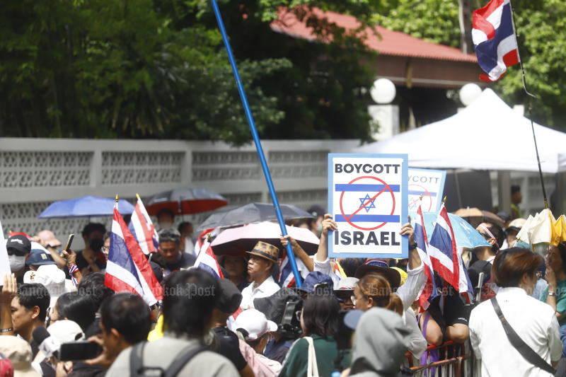 Demonstrators rally outside the Israeli Embassy in Bangkok on Sept 10, calling on Israel to monitor the behaviour of its citizens in Thailand. (Photo: Nutthawat Wichieanbut)