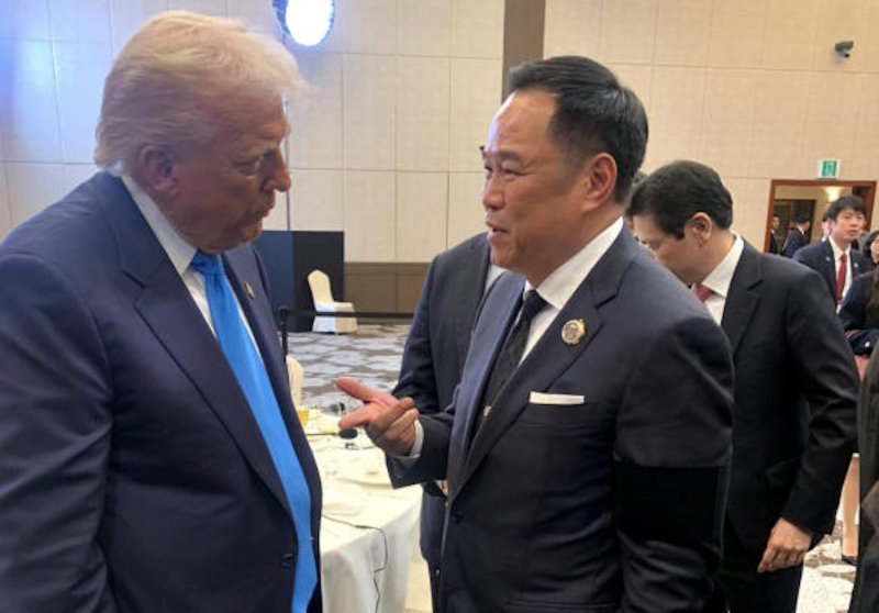 Prime Minister Anutin Charnvirakul speaks with US President Donald Trump following a dinner for leaders of Apec nations hosted by South Korean President Lee Jae-myung in October last year. (Photo: Government House)