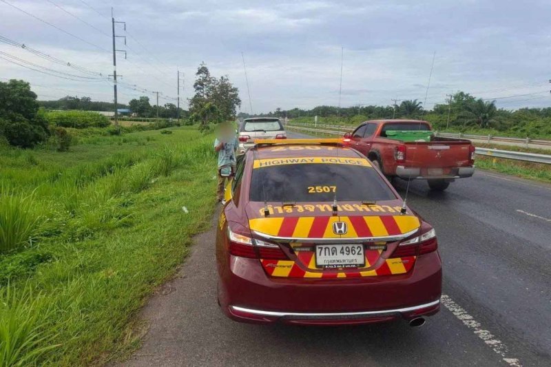 Highway police arrest a Thai driver in a Toyota Fortuner while transporting an illegal Chinese migrant from Cambodia in Chumphon province on July 29 this year. They were heading for Hat Yai district in Songkhla. (Photo: Highway Police)