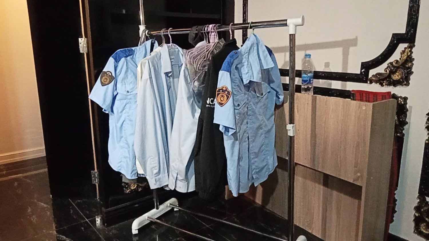 Shirts that look like Japanese police uniforms are at the mansion.