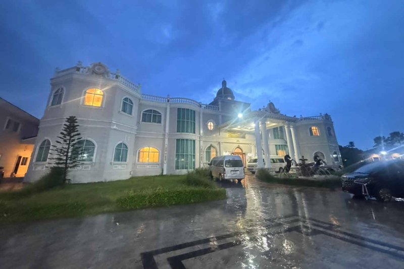 The mansion raided by immigration police in Bang Bon district of Bangkok on Wednesday night. (Photos: Immigration Bureau)