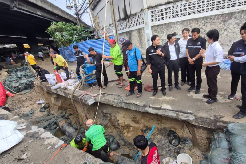 Workers and public officials inspect underground pipelines along Chuea Phloeng Road in Klong Toey district of Bangkok, concentrating on an area under the Rama III elevated bridge. (Photo: Ministry of Energy)