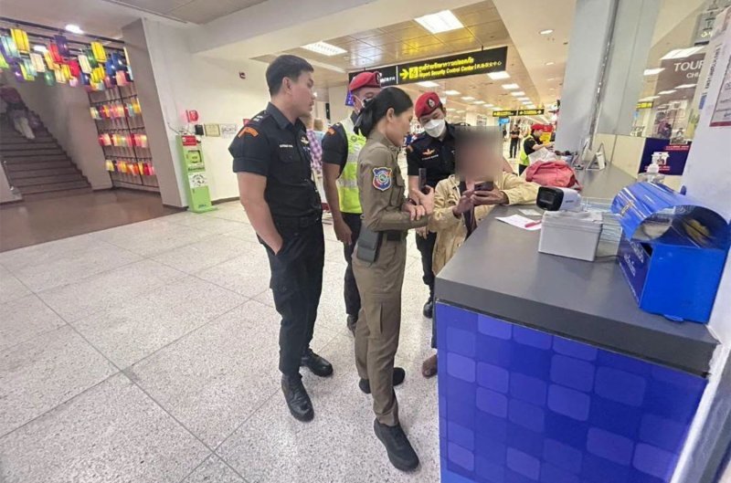 A 66-year-old woman shows a a picture of her “pilot” boyfriend to tourist police and staff at Chiang Mai airport on Wednesday, but the image of the man she fell in love with online appeared to have been generated by AI. (Photo: Chiang Mai Tourist Police)