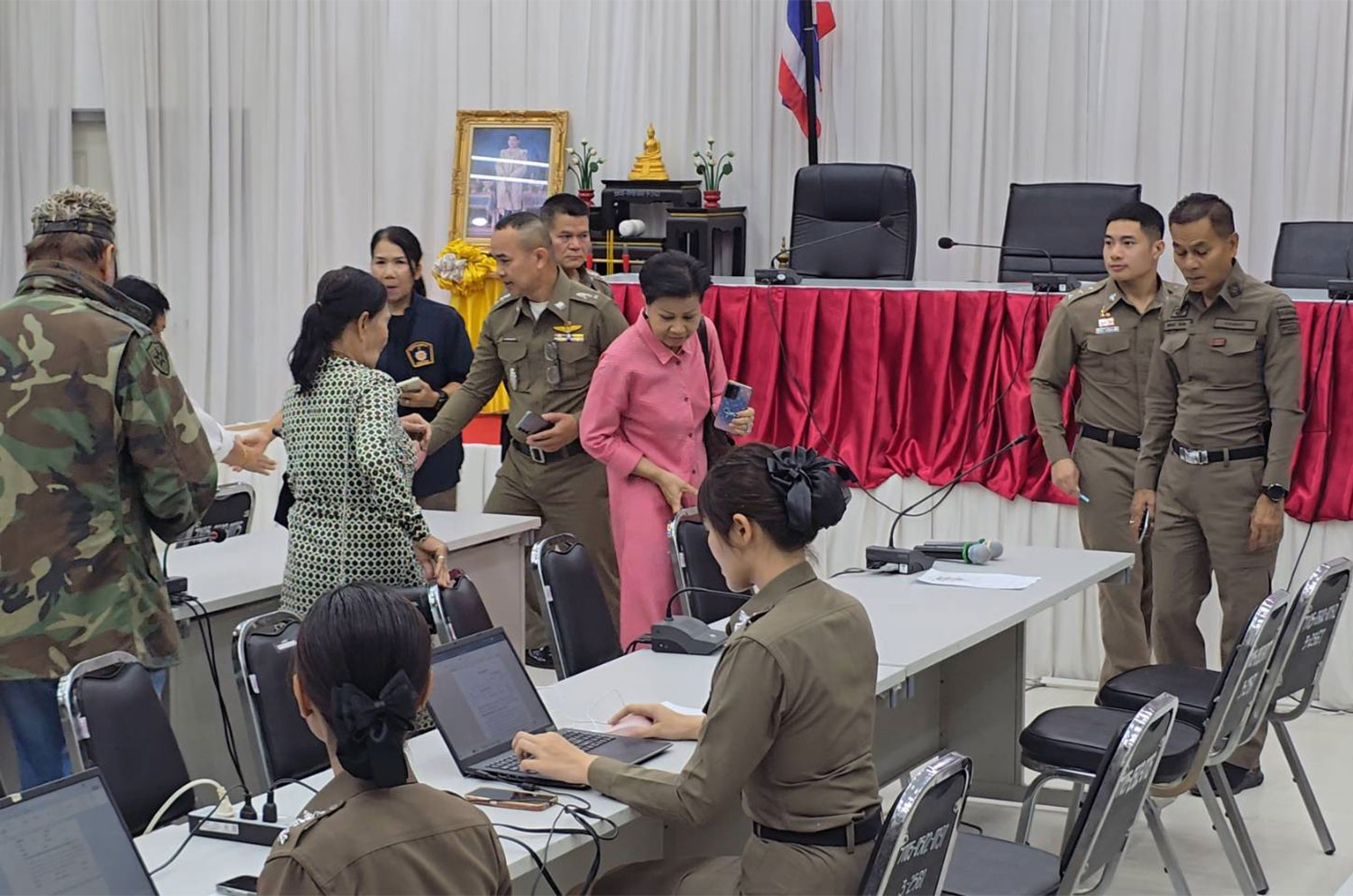  Chommanee Noichan, known as &nbsp;“Aunt Da”, (dressed in pink) who represents the heirs of Hiang Primsri who donated the land on which the forest temple was built three decades ago, meets police investigators at Muang Khon Kaen police station on Friday. (Photo: Chakkran Natanri) 