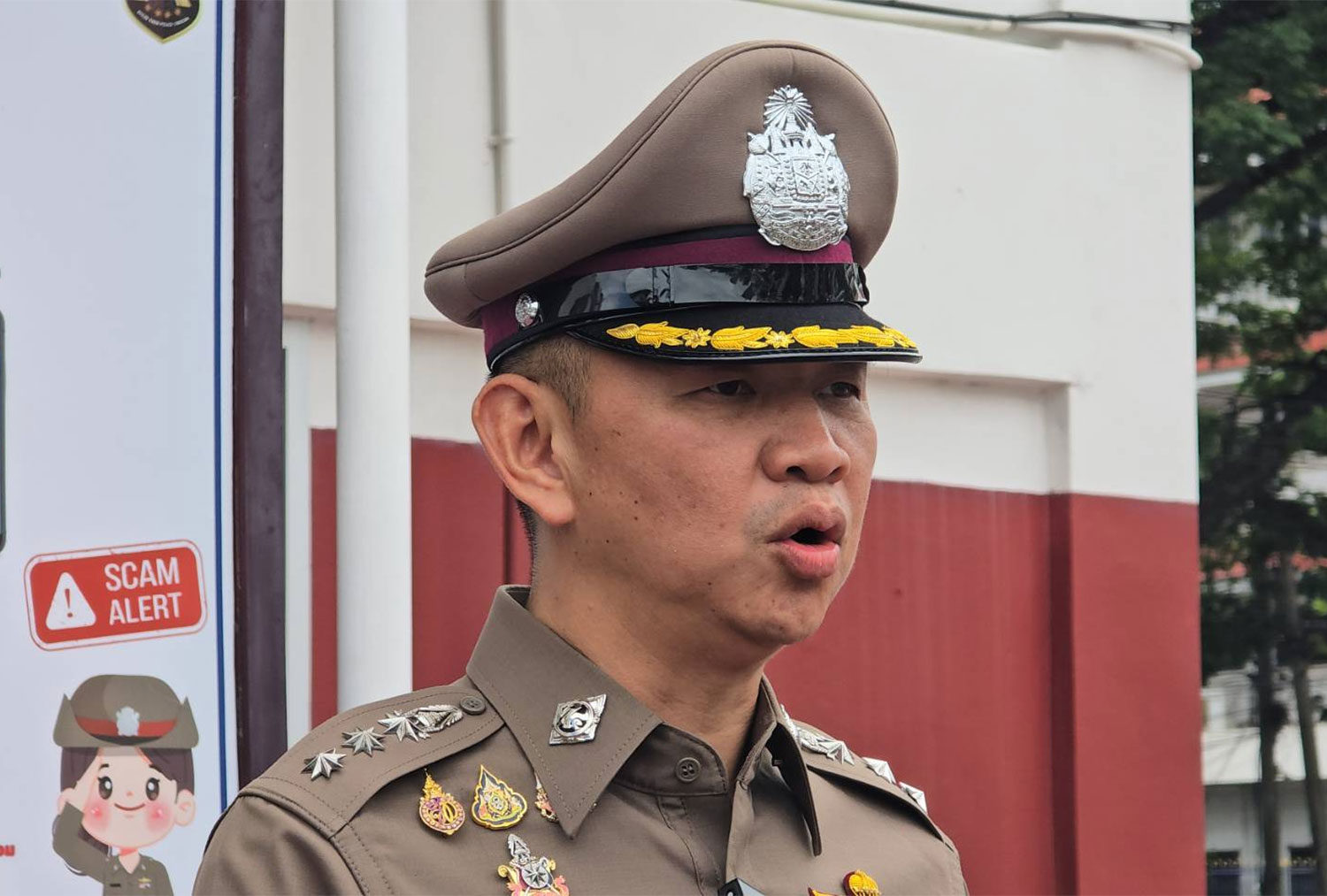 Pol Col Yossawat Kaewsuebtunyanij, superintendent of Muang Khon Kaen police station, speaks to reporters about charges pressed against Ms Chommanee Noichan and other suspects. (Photo: Chakkaran Natanri) 