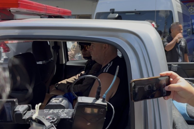 Simon Peter Carman is escorted by police to the Pattaya Provincial Court for indictment by prosecutors. (Photo: Amporn Sangkaew)