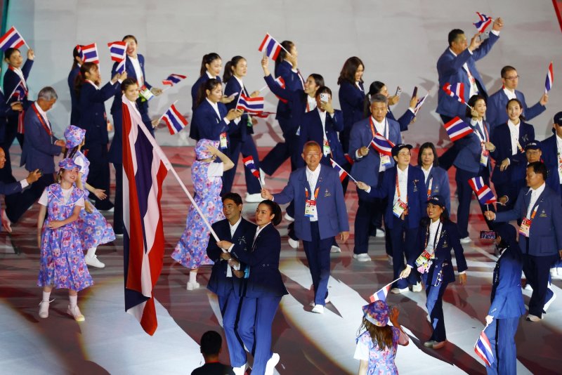 Flag bearers Chalermcharn Yotviriyapanit (equestrian) and Thatdao Nuekjang (volleyball) lead the athletes from Thailand during the Asian Games opening ceremony at Paloma Mizuho Stadium in Nagoya, Japan on Sept 19, 2026. (Photo: Reuters)
