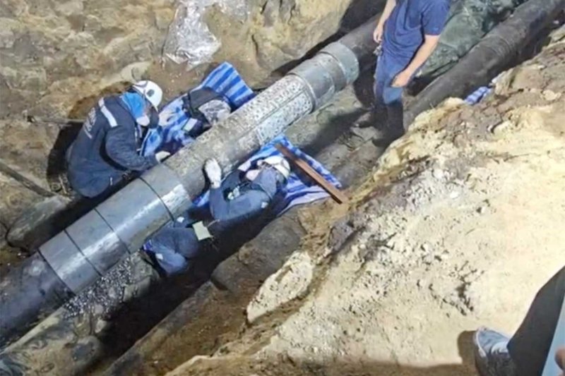 This picture from the mobile phone of Bangkok Governor Chadchart Sittipunt shows how work crews handled the leaking section of the fuel pipe beneath Chuea Phloeng Road in Klong Toey district, Bangkok, early Sunday morning.