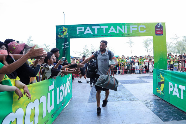 Andos Townsend and his teammates are welcomed by fans after Prachuap FC arrived at Tinsulanonda Stadium in Songkhla on Saturday, for a match against Pattani Fc. (Photo: PT Prachuap Facebook account)