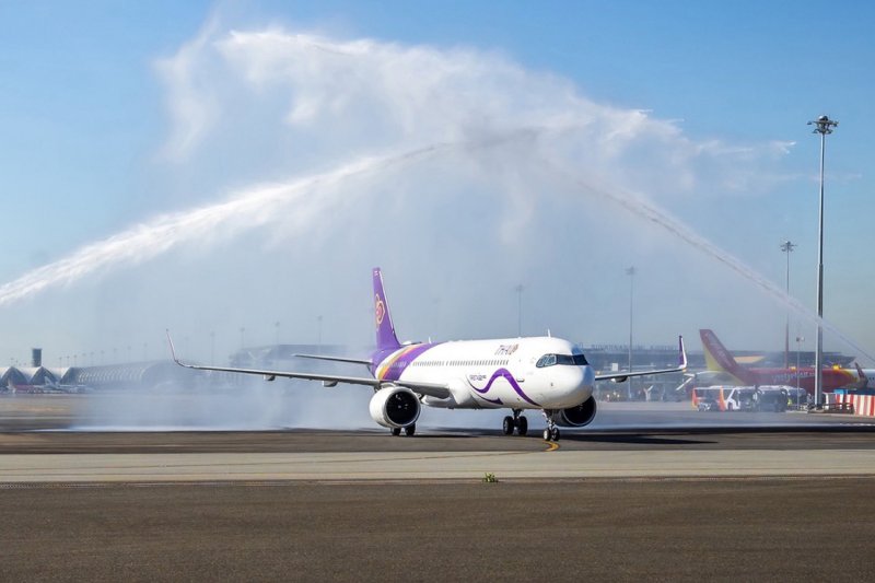 A water cannon salute welcomes Thai Airways International’s newest plane, an Airbus A321neo, at Suvarnabhumi Airport on Dec 25 last year. (Photo: @ThaiAirways X account)&nbsp;