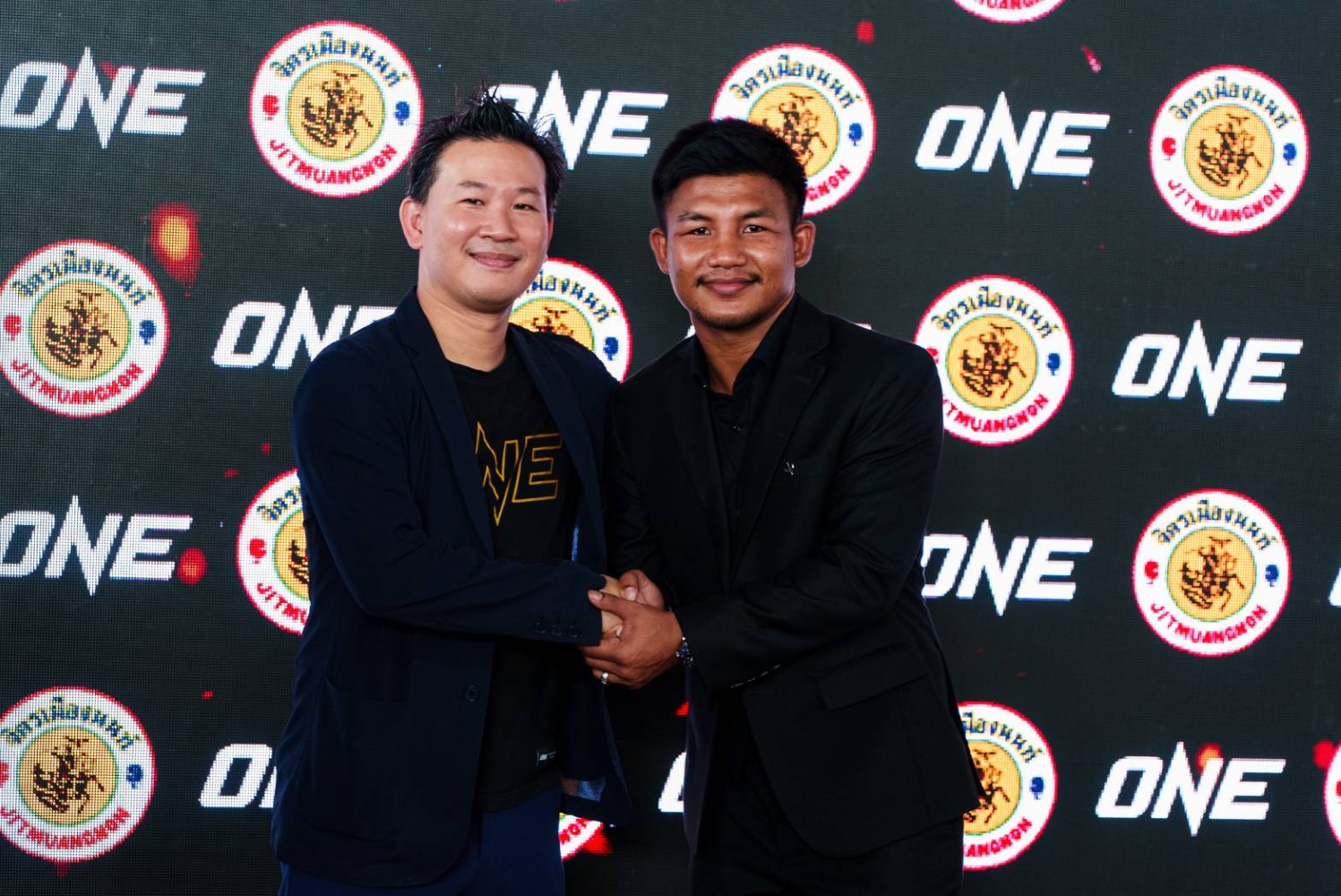 ONE Thailand president Jitinat &ldquo;Plai&rdquo; Asdamongkol shakes hands with Rodtang Jitmuangnon after the Thai superstar agreed a new deal with the promotion