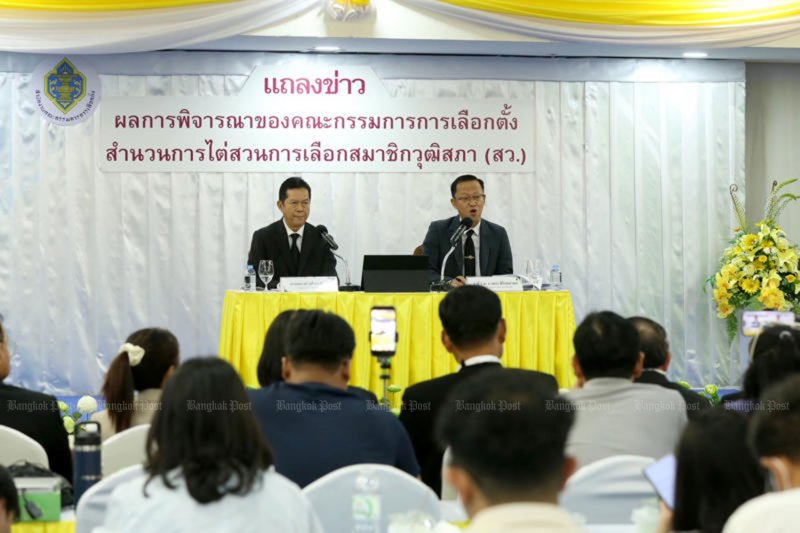 The Election Commission (EC), led by chairman Narong Klanwarin, left, announces its ruling in the Senate collusion case on Sept 14. (Photo: Chanat Katanyu)