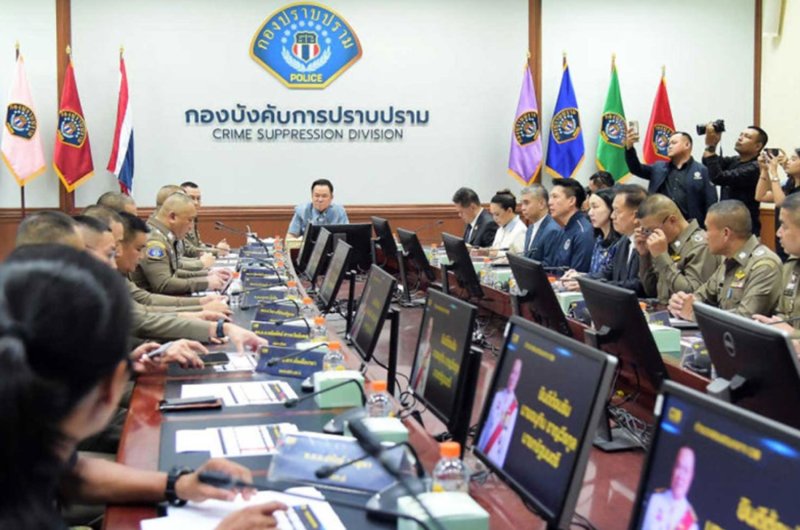 Prime Minister Anutin Charnvirakul receives an update on the investigation into alleged fraud in the recruitment examination for local government officials at the Crime Suppression Division in July. (Photo: Government House)