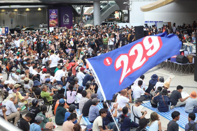 Demonstrators led by iLaw (Internet Law Reform Dialogue) rally in front of the Bangkok Art and Culture Centre on Sept 14 to demand the Election Commission send the senate election collusion case against 229 suspects to the Supreme Court. (Photo: Apichart Jinakul)