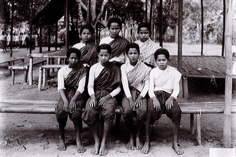 "They wore chong kraben for the lower part; blouses with tight long sleeves, finished up with sashes for their tops, complete with the short dok krathum hairstyle," the Thai Fine Arts Department describes the old photograph of ladies of Kamphaeng Phet during the reign of King Chulalongkorn. (Photo: Fine Arts Department)