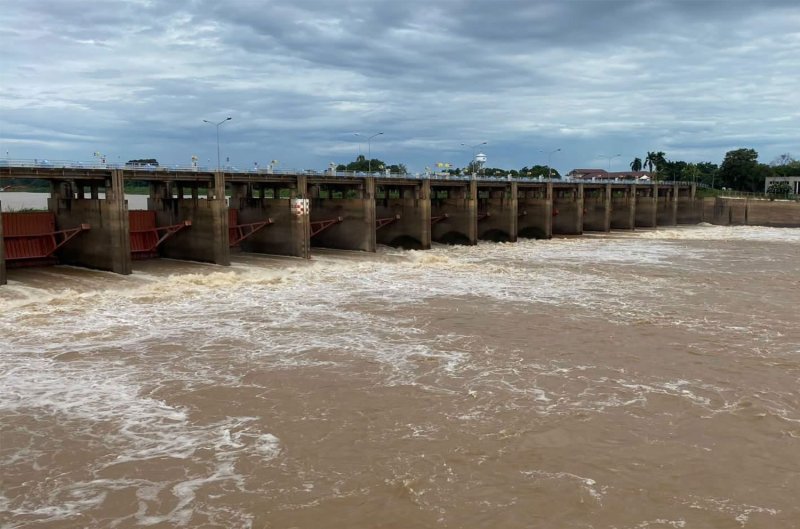 The Royal Irrigation Department warns residents in 11 provinces in the Chao Phraya River basin to prepare for rising water levels as heavy rainfall in the upper part of the country increases the river's flow. (Photo: RID)