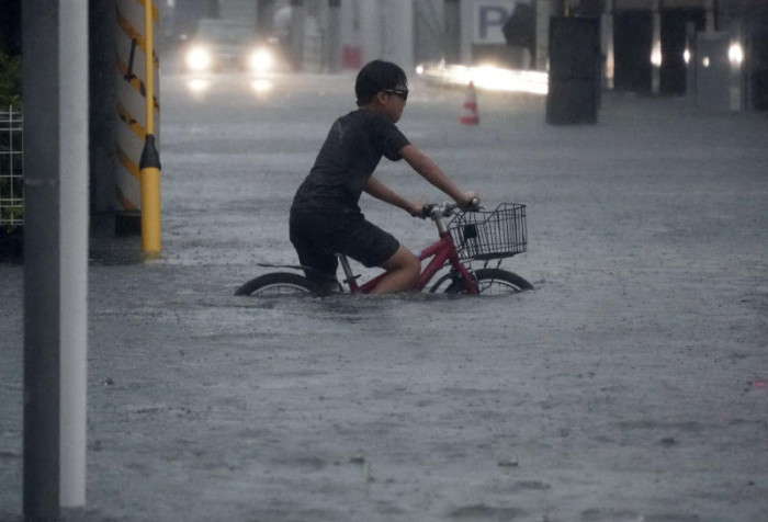 Flights scrapped,1.6 million people urged to evacuate as Typhoon Dujuan nears Tokyo - Bangkok Post