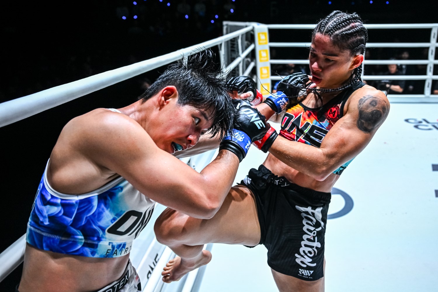 Allycia Hellen Rodrigues throws a knee against Phetjeeja at The Inner Circle 19, with the challenger now ranked No 1 in women&rsquo;s atomweight Muay Thai