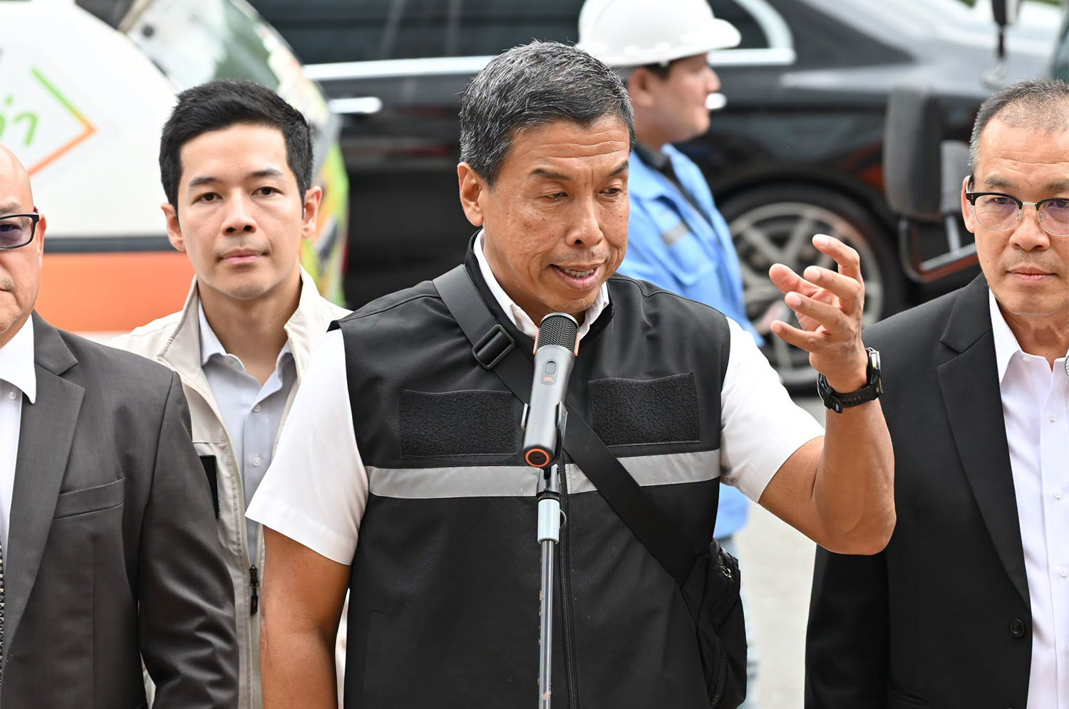 Bangkok Governor Chadchart Sittipunt speaks to reporters about City Hall's work to tackle the city's long-standing problem of tangled overhead power and telecommunication cables.
