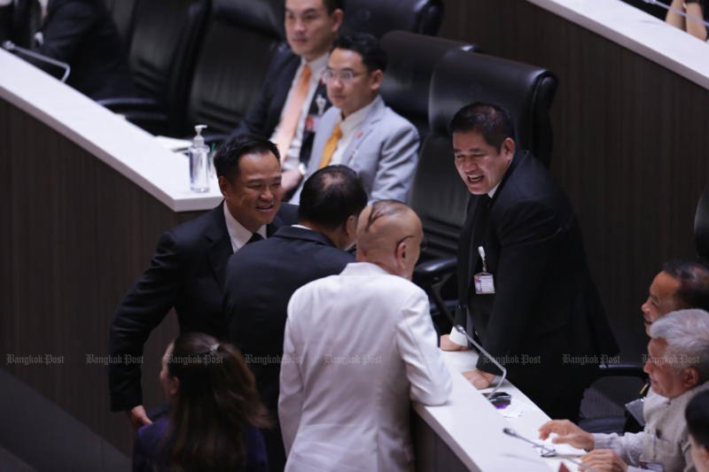 Prime Minister Anutin Charnvirakul, left, greets Klatham leader Capt Thamanat Prompow, right, and other MPs during the first joint sitting of parliament on April 9. (Photo: Chanat Katanyu)