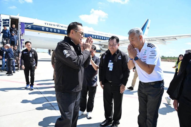 In this file photo, Prime Minister Anutin Charnvirakul arrives at Buri Ram airport on March 1 and is greeted by Pol Capt Piya Raksakul, the newly appointed director-general of the Department of Special Investigation. (Photo: Interior Ministry)