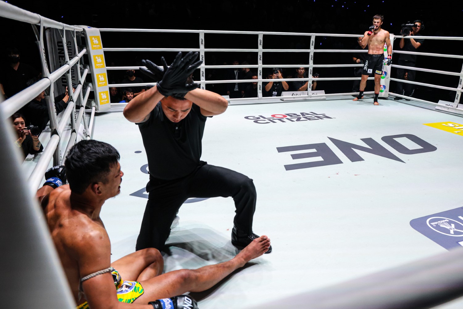 The referee stops Superlek&rsquo;s rematch with Abdulla Dayakaev after the Thai fighter suffers a knee injury at The Inner Circle 25
