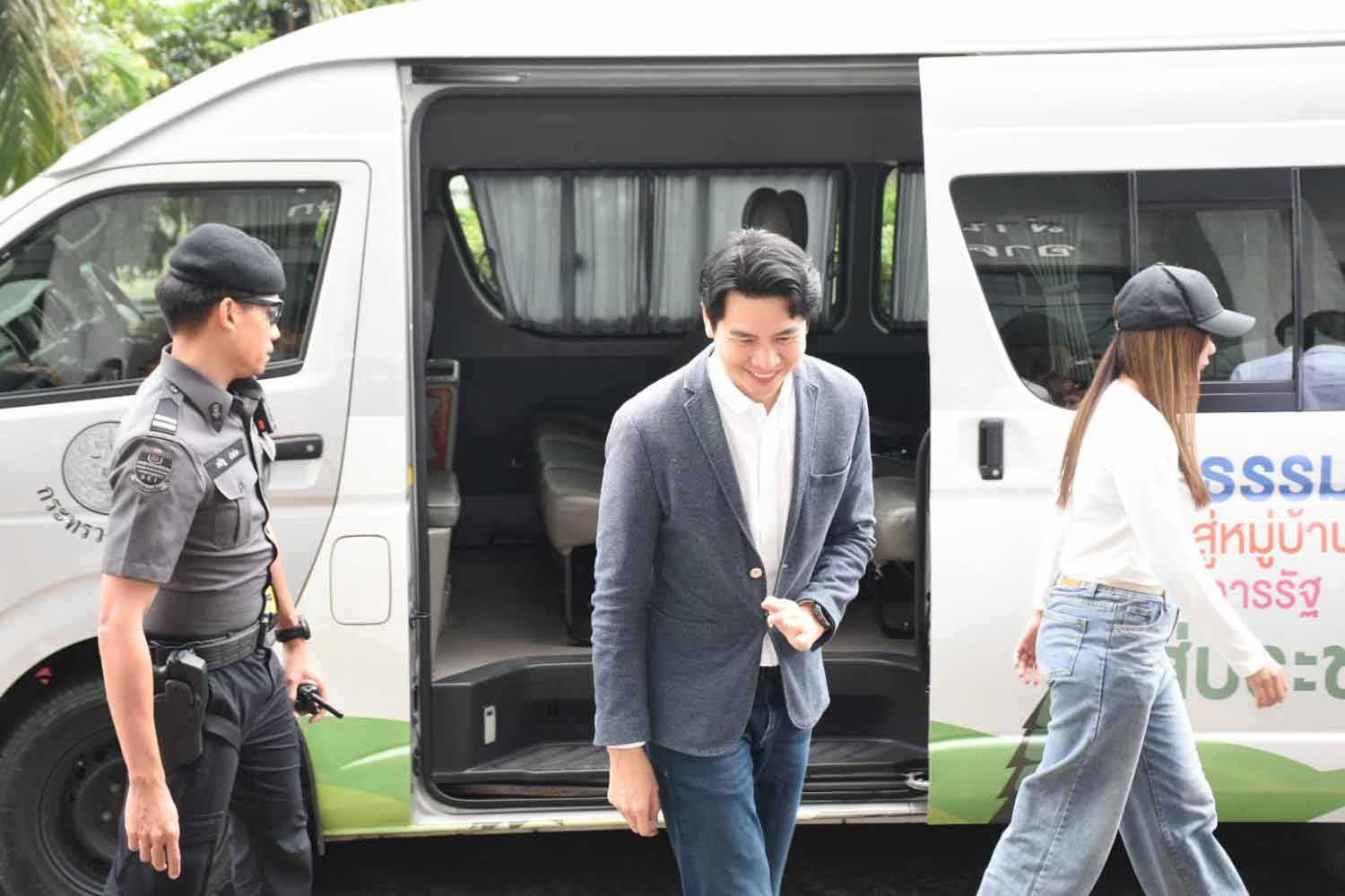 People’s Party MP Pawoot Pongvitayapanu (above) and actor Rattapoom “Film” Tokongsuparrives (below) arrive at the Office of the Attorney-General on Thursday. (Supplied Photos)