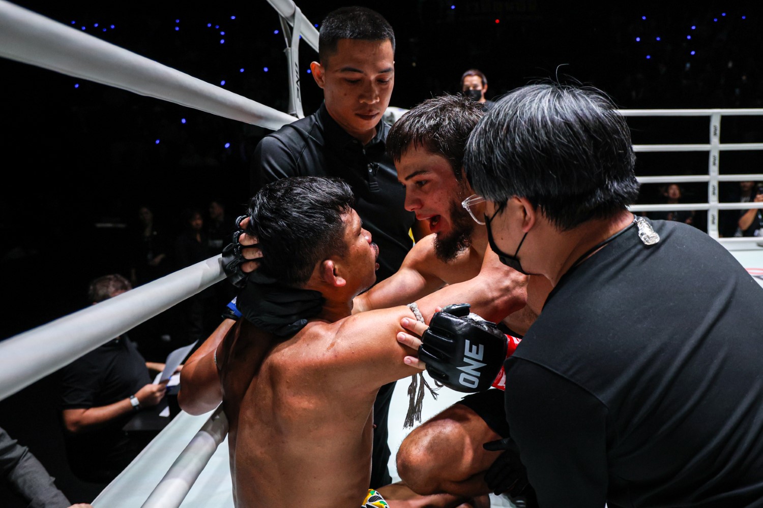 Abdulla Dayakaev consoles Superlek after their rematch ended because of the Thai fighter&rsquo;s knee injury at The Inner Circle 25
