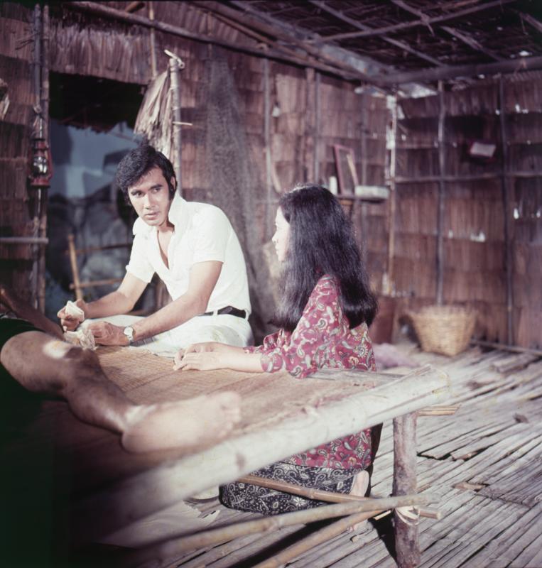 Krung Srivilai and Wandee Sritrang in Choo, a 1972 film by Piak Poster.