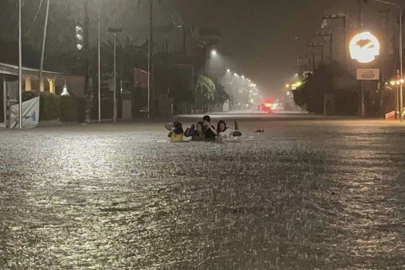 People make their way through waist-deep floodwater in Pattaya early Thursday morning. (Photos: Amporn Sangkaew)