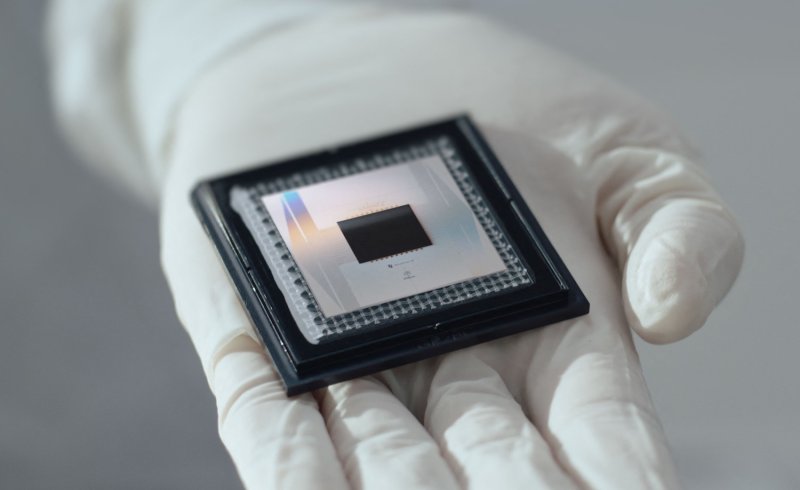 An employee holds a “Willow” chip developed by Google, touted as a major breakthrough that could bring practical quantum computing closer to reality, in December 2024. “Willow” can do in minutes what it would take today’s supercomputers 10 septillion years to complete, according to Google Quantum AI. (Photo: Google)
