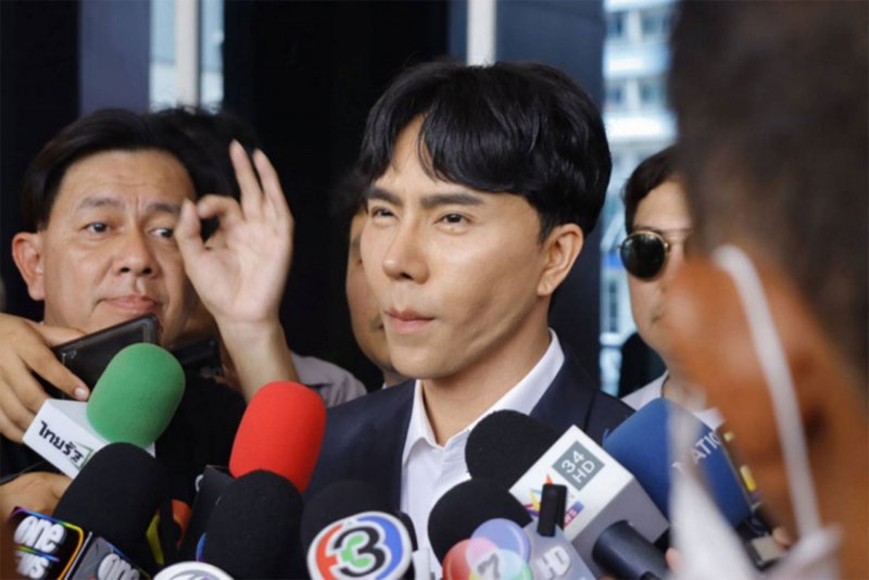 Warathaphon “Boss Paul” Waratyaworrakul, CEO of The iCon Group, turns himself in to consumer protection police on Oct 12, 2024. (Photo supplied/Wassayos Ngamkham)