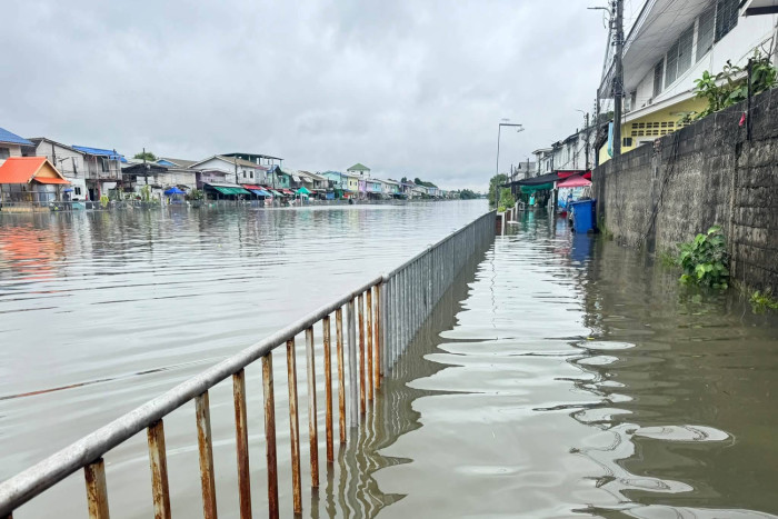 City Hall steps up flood fight in eastern Bangkok