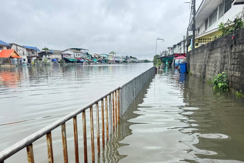 A walkway along Bang Khen Canal in Bang Khen district was completely inundated after Bangkok was hit by heavy rain on Friday. (Photo: @fm91trafficpro X account)