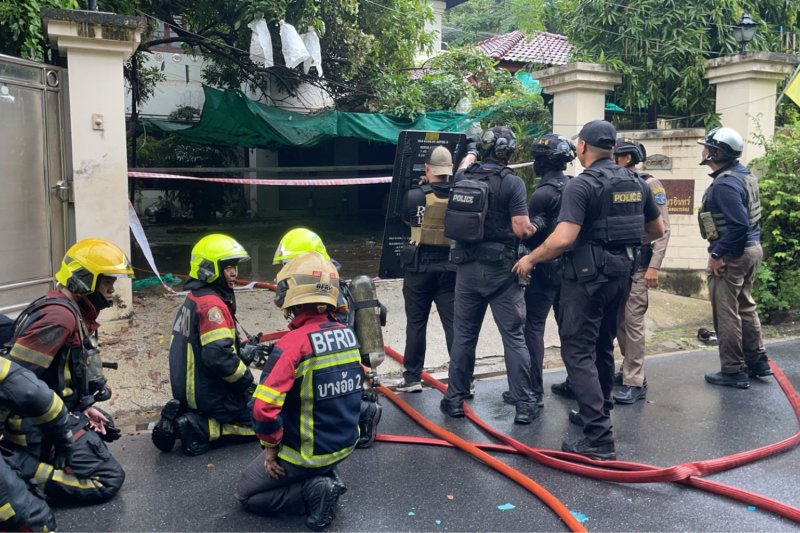 Police and rescuers at Maj Gen Saman Kasorn-in's house. (Photo supplied/Wassayos Ngamkham)