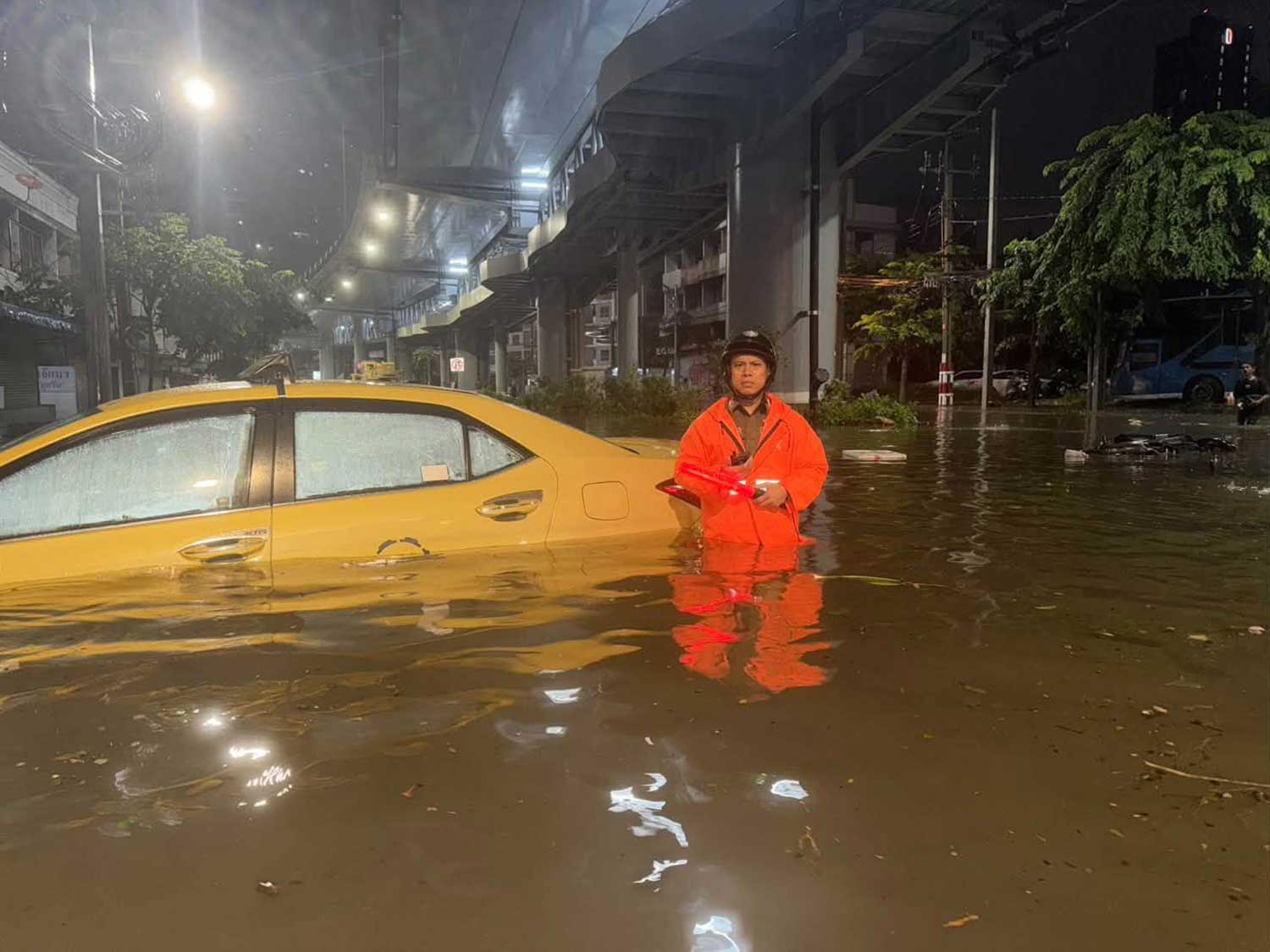 Floodwater is waist-deep at Bang Kapi intersection near the Saen Saep canal in Bang Kapi district, Bangkok, early Sunday morning. Photo: Lat Phrao police station