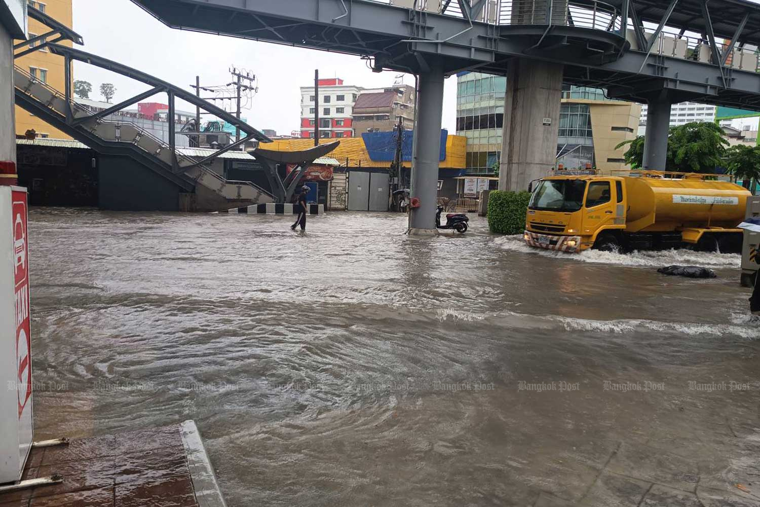 Phahon Yothin Road at Ratchayothin intersection. Nareerat Wiriyapong
