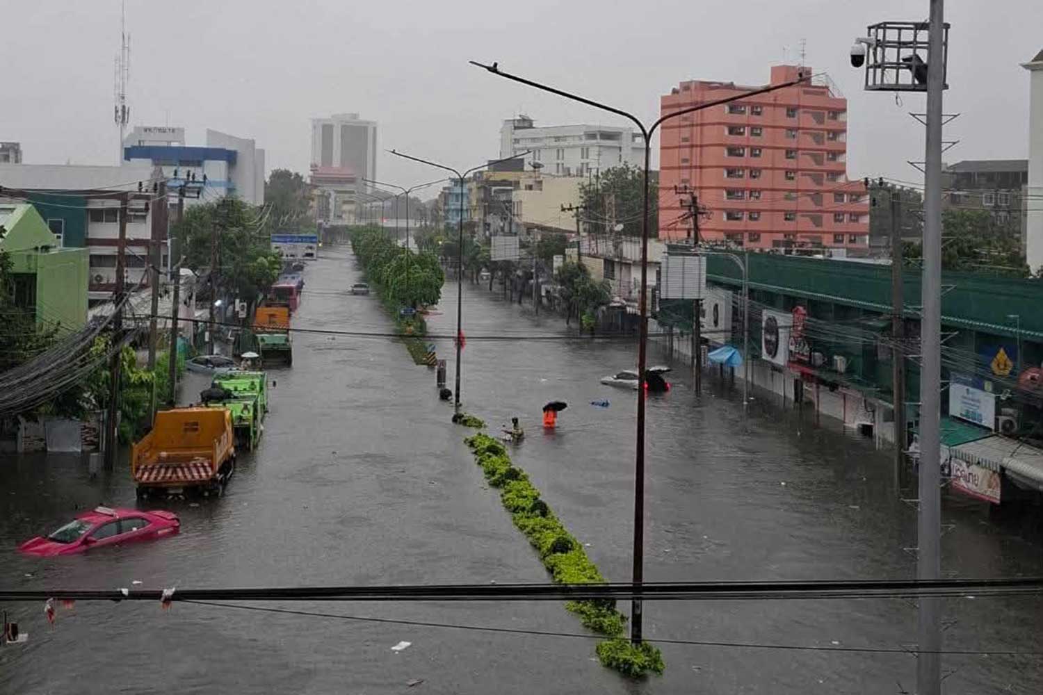 Nawamin Road near Bang Kapi intersection in Bang Kapi district. Photo: Lat Phrao police station
