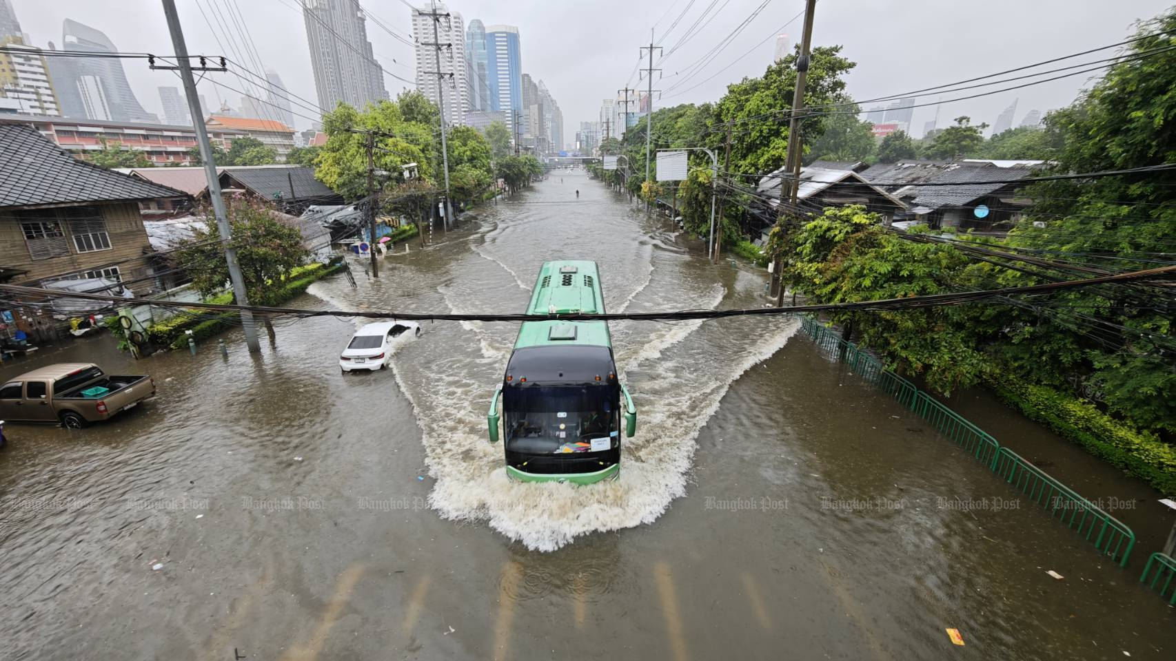 Flooding at Mitr Samphan Intersection on Phetchaburi Road in Bangkok on Saturday. (Photo: Jetjaras Na Ranong)