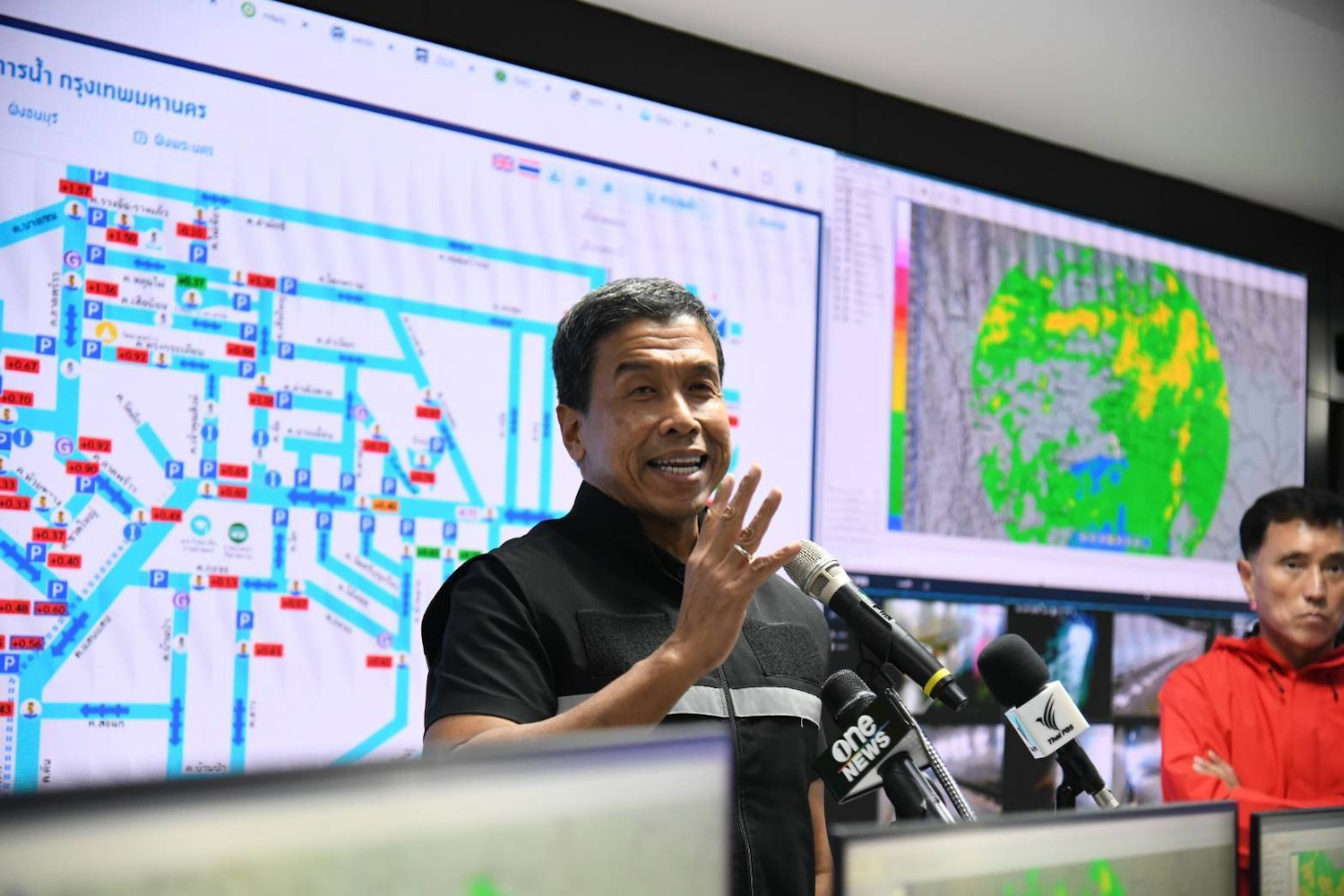 Bangkok Governor Chadchart Sittipunt delivers an update on flooding conditions on Saturday afternoon. (Photo: BMA)  