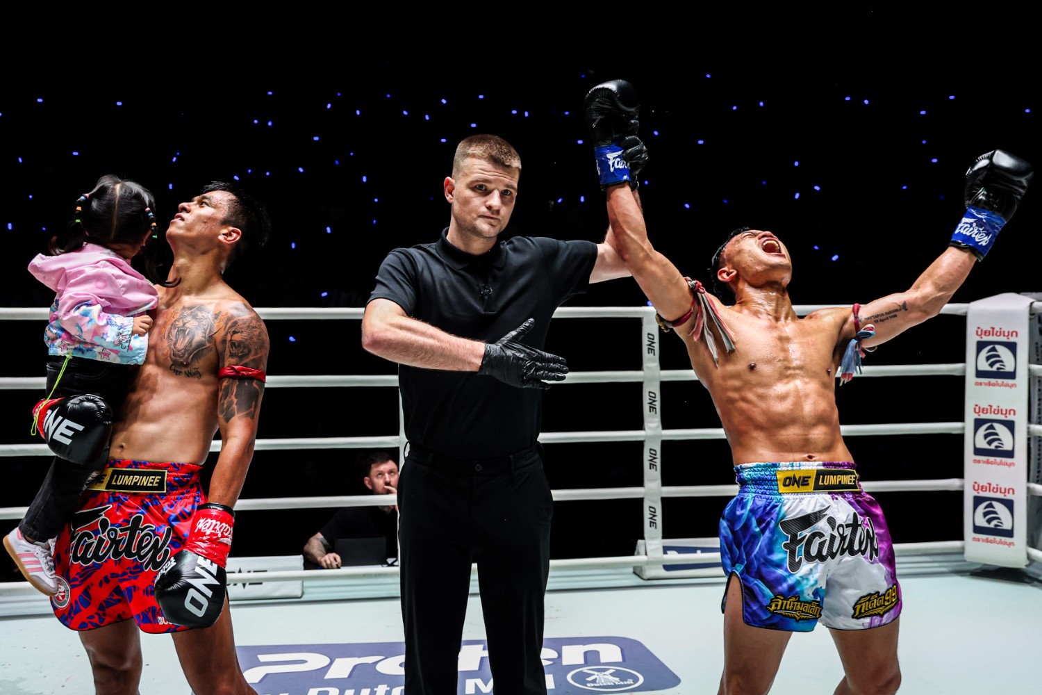 Referee Ricky Sewell raises Lamnamoonlek Torfunfarm&rsquo;s hand after his split-decision victory over Panpayak Jitmuangnon (Large)
