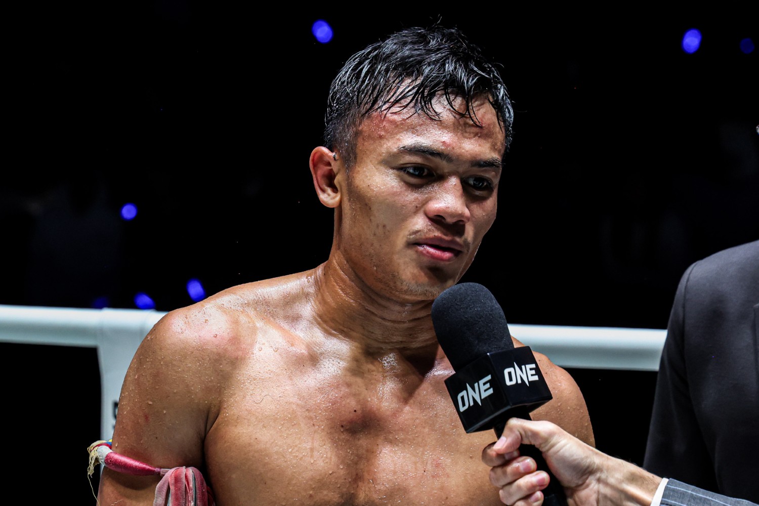Lamnamoonlek Torfunfarm speaks during his post-fight interview after defeating Panpayak Jitmuangnon by split decision (Large)