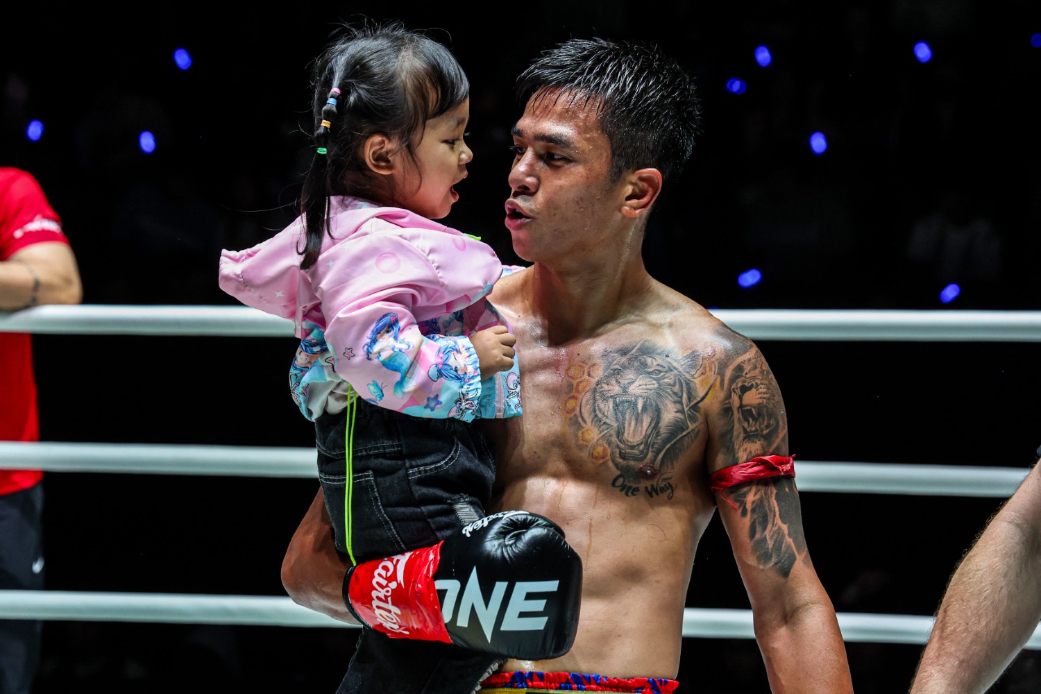 Panpayak Jitmuangnon is joined in the ring by his young daughter after his split-decision defeat (Large)