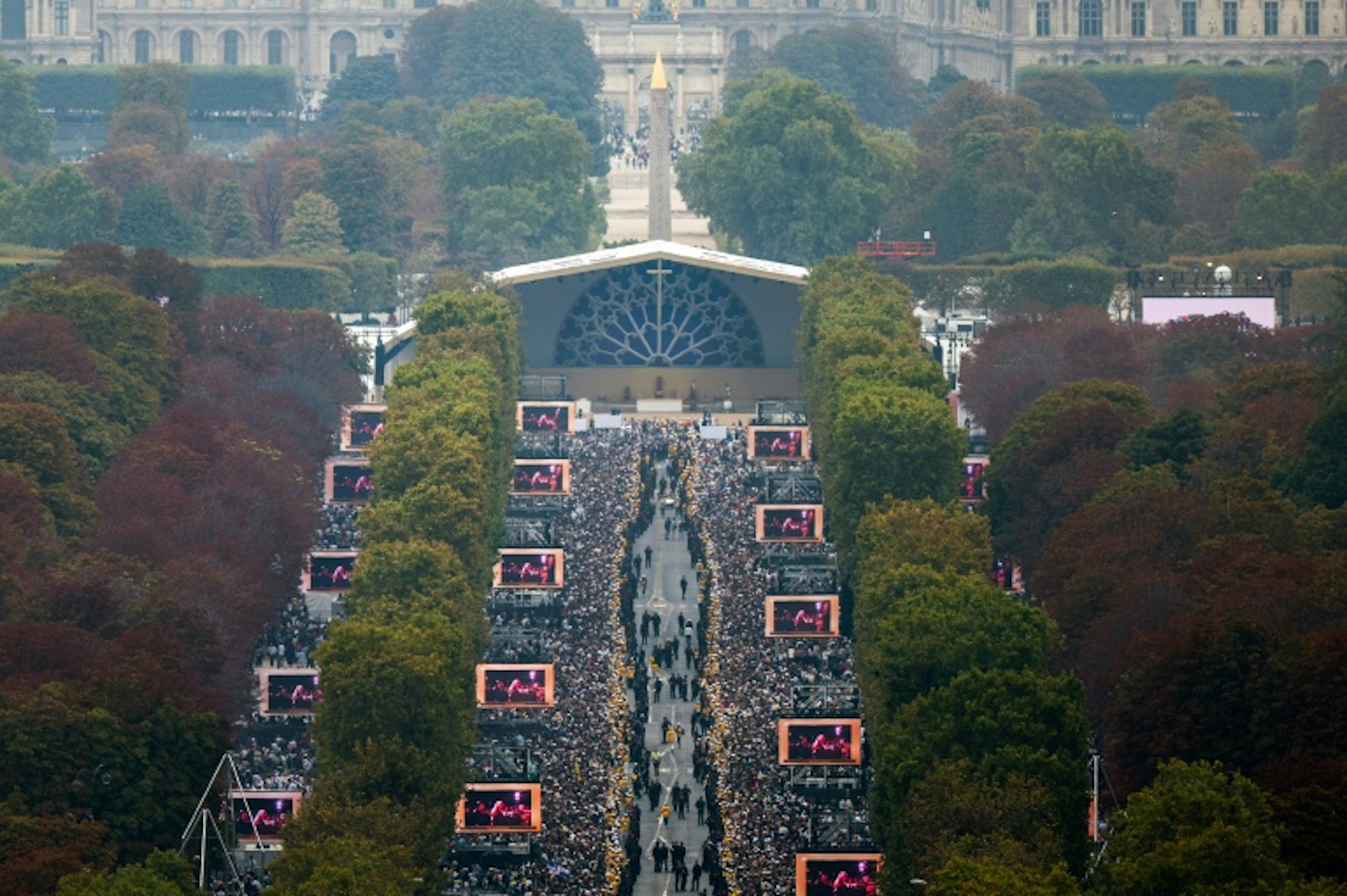 Pope Leo makes his way to Place&nbsp;de la Concorde for a giant open-air mass. (Photo: AFP)