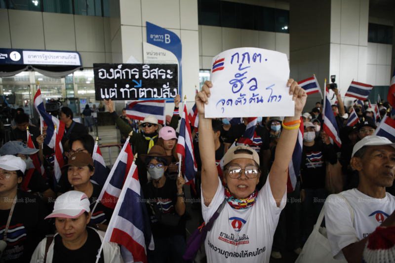 Supporters of protest leader Sondhi Limthongkul's 'Take Back Our Thailand' campaign gather at the Election Commission headquarters to file a complaint over its handling of the Senate election collusion case. (Photo: Pattarapong Chatpattarasill)